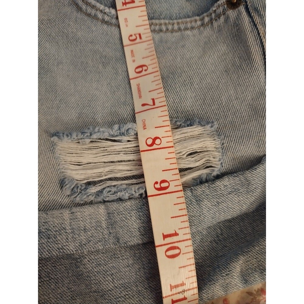 Amuse Society Distressed Denim Shorts Size 28 - Picture 7 of 8